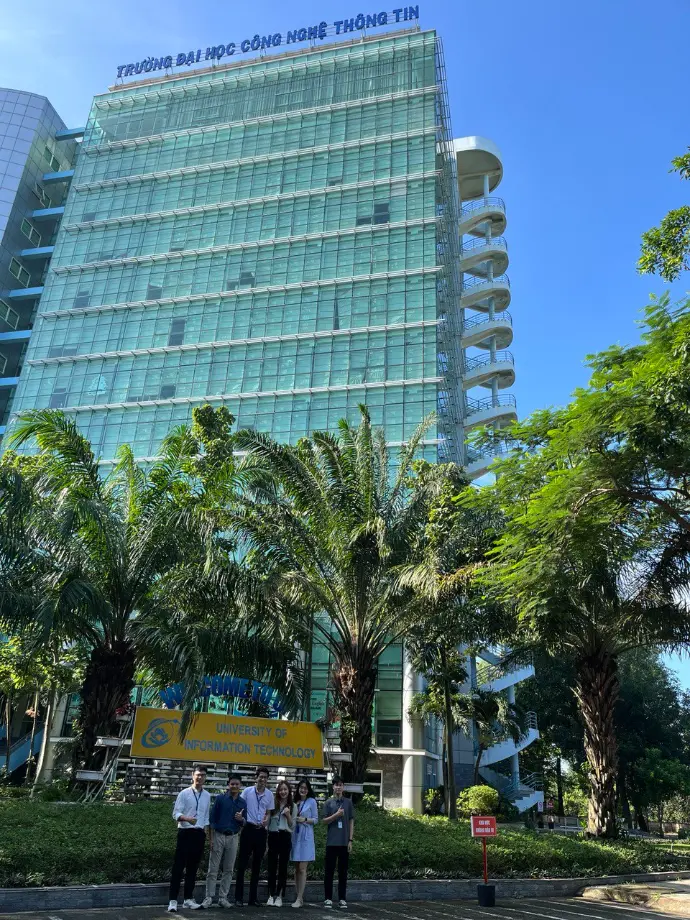 Các thành viên BMSTECH ại trường đại học công nghệ thông tin